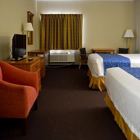 Travelodge By Wyndham St. Louis Berkeley Екстериор снимка