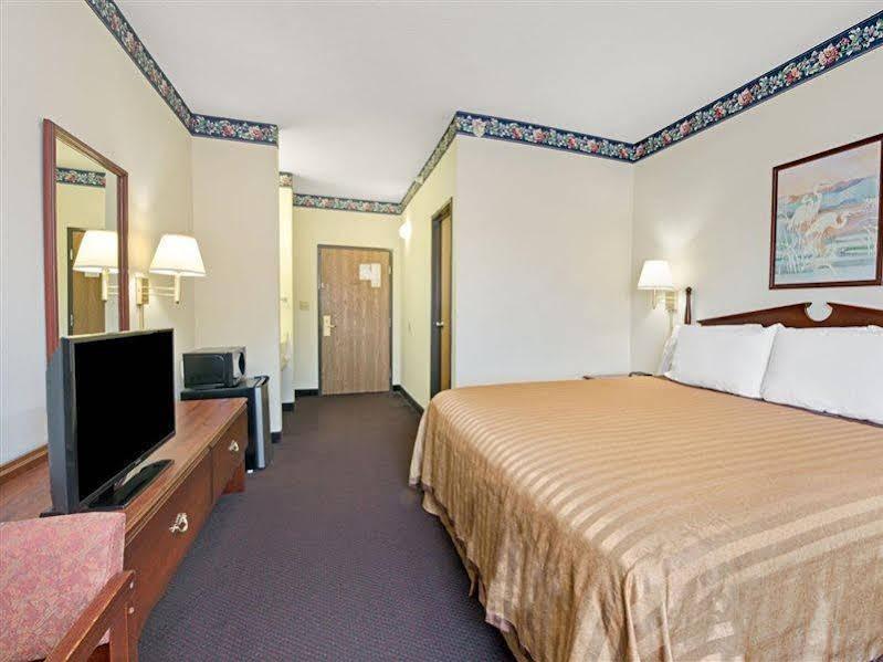 Travelodge By Wyndham St. Louis Berkeley Екстериор снимка