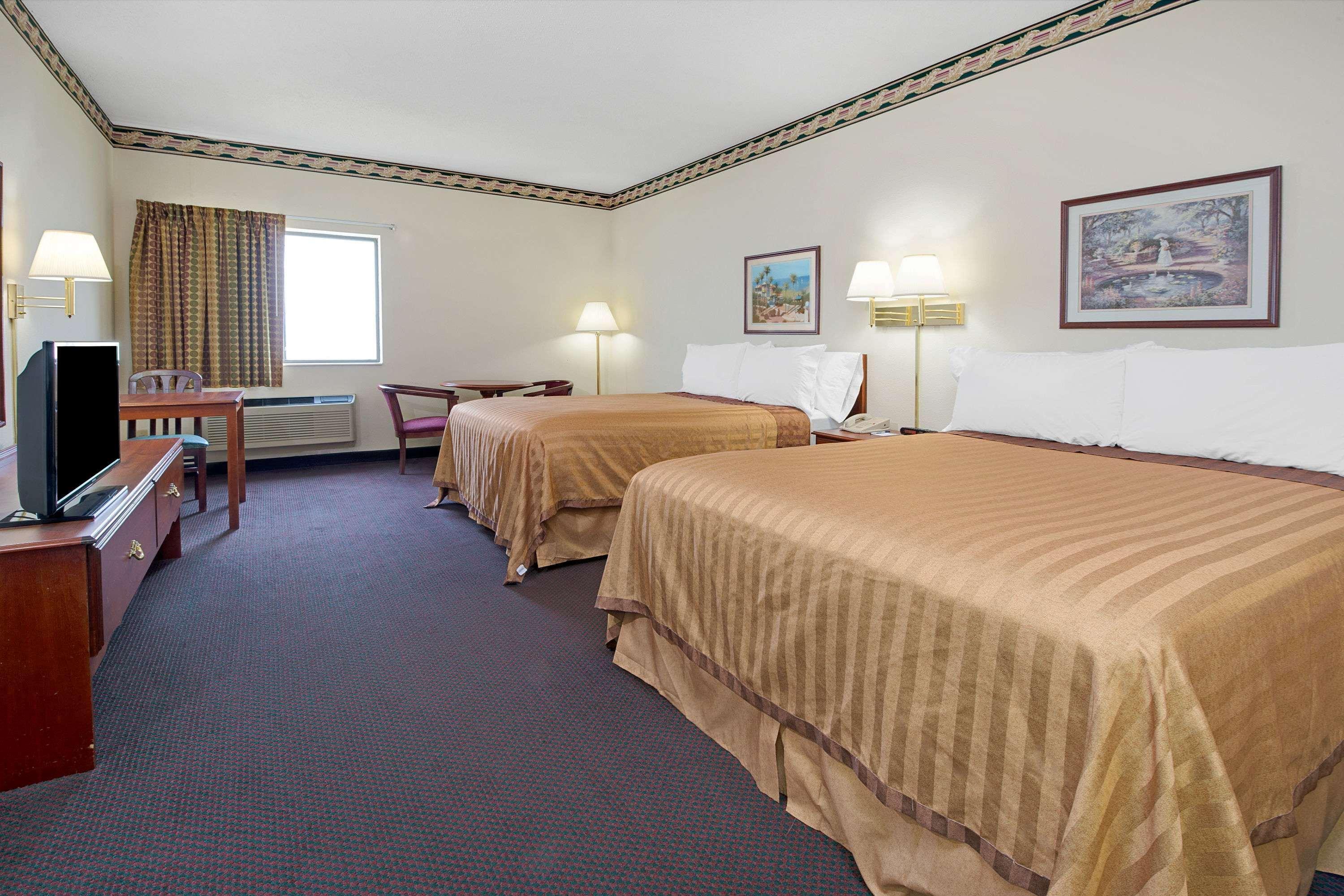 Travelodge By Wyndham St. Louis Berkeley Екстериор снимка