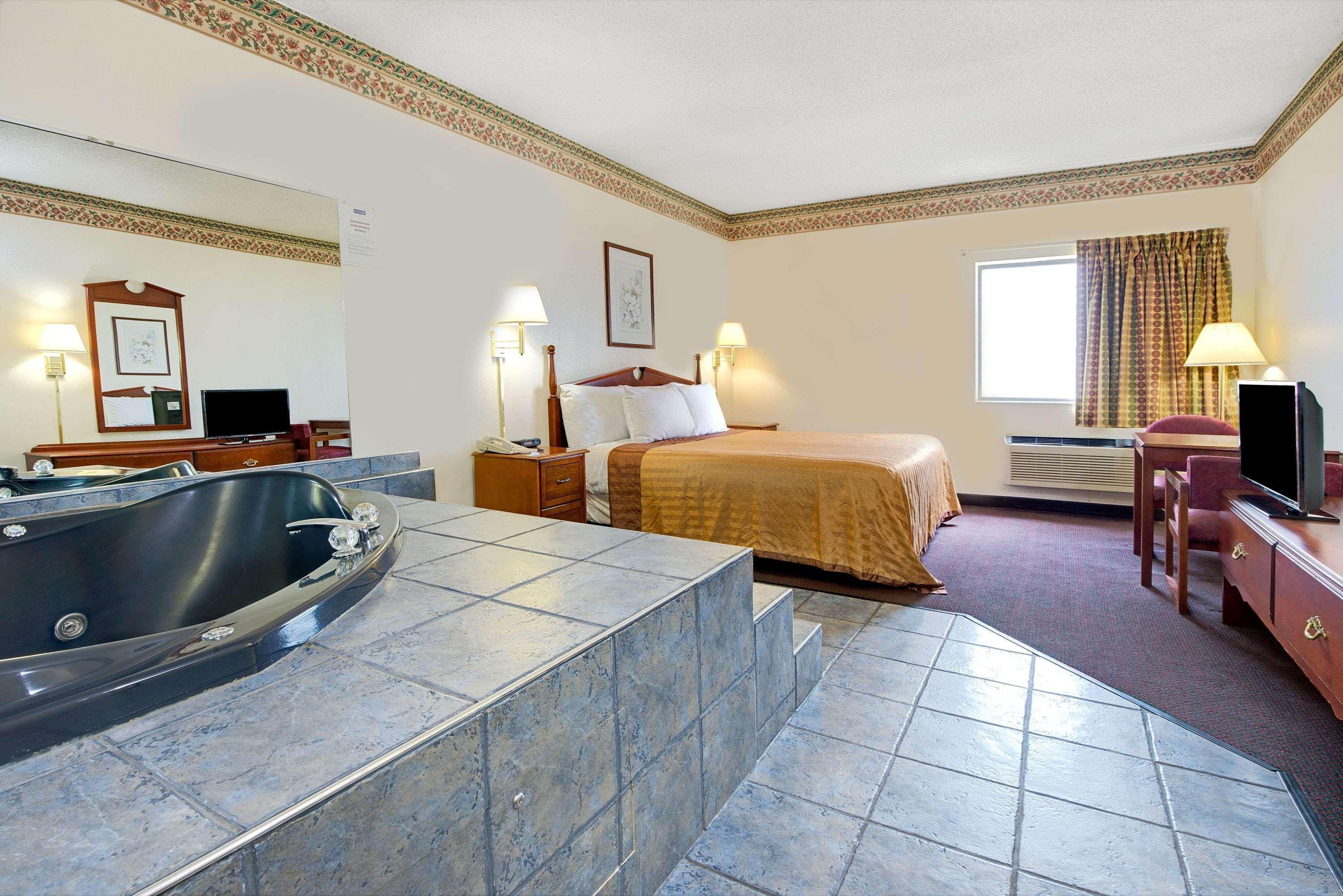 Travelodge By Wyndham St. Louis Berkeley Екстериор снимка