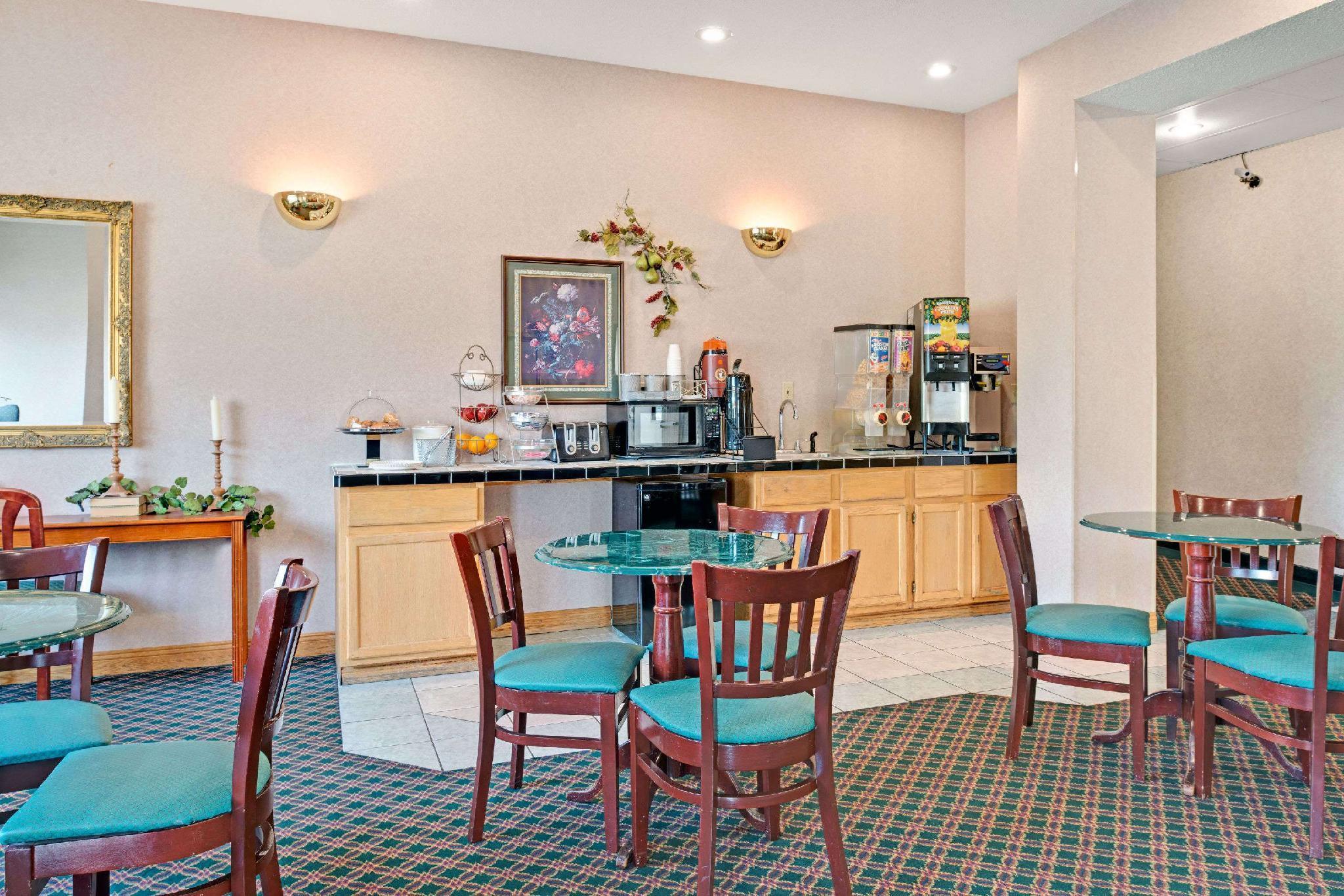 Travelodge By Wyndham St. Louis Berkeley Екстериор снимка