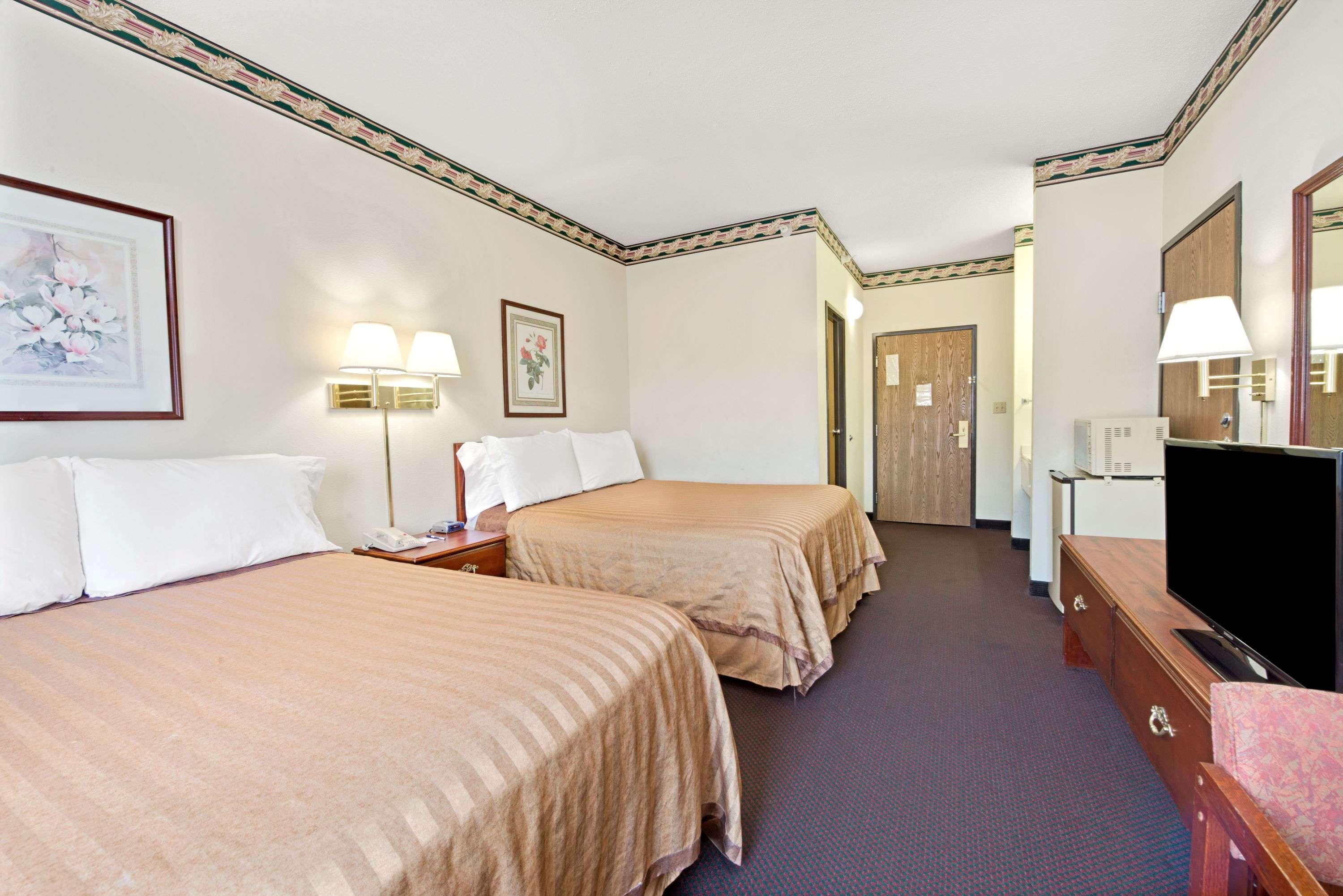 Travelodge By Wyndham St. Louis Berkeley Екстериор снимка