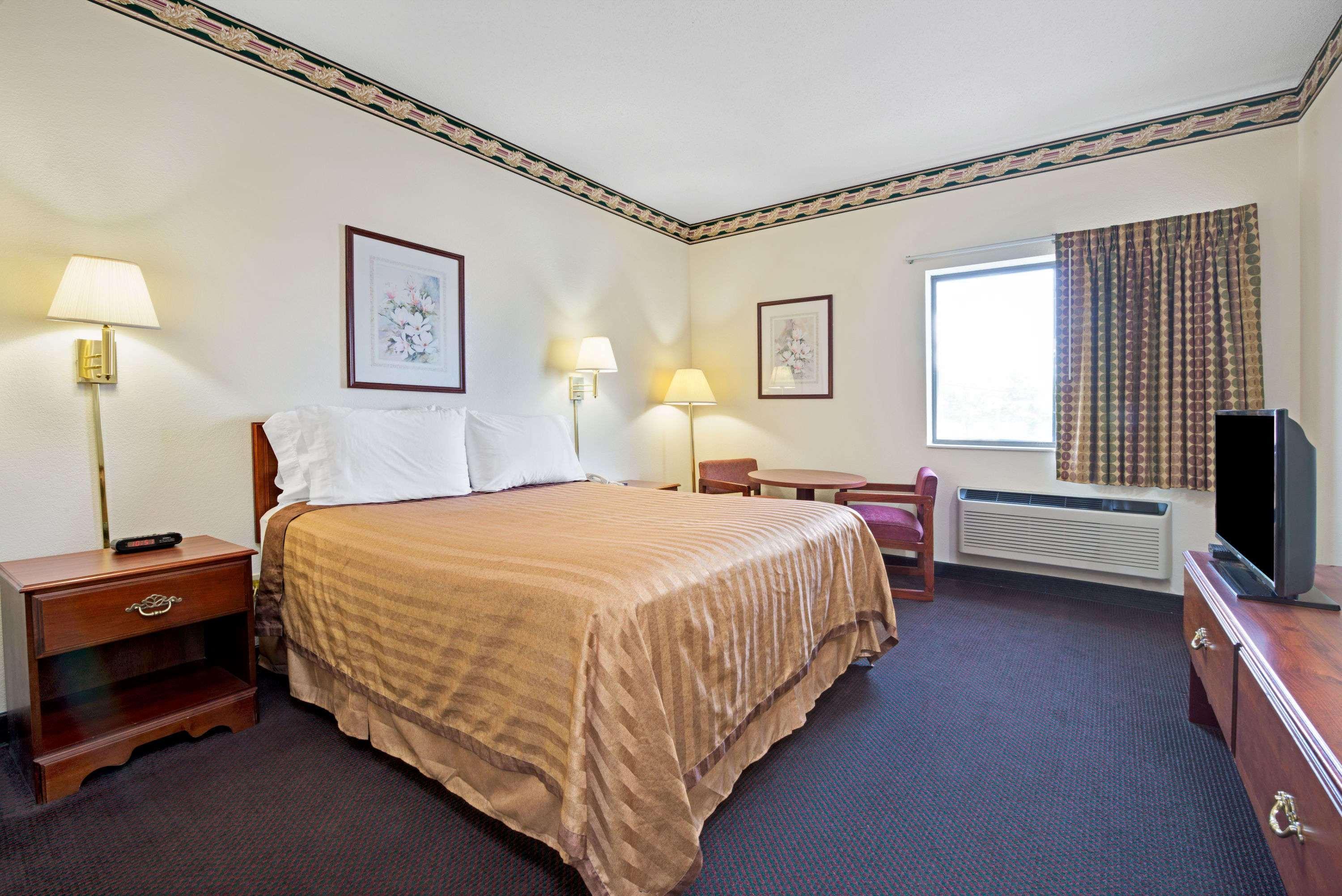 Travelodge By Wyndham St. Louis Berkeley Екстериор снимка