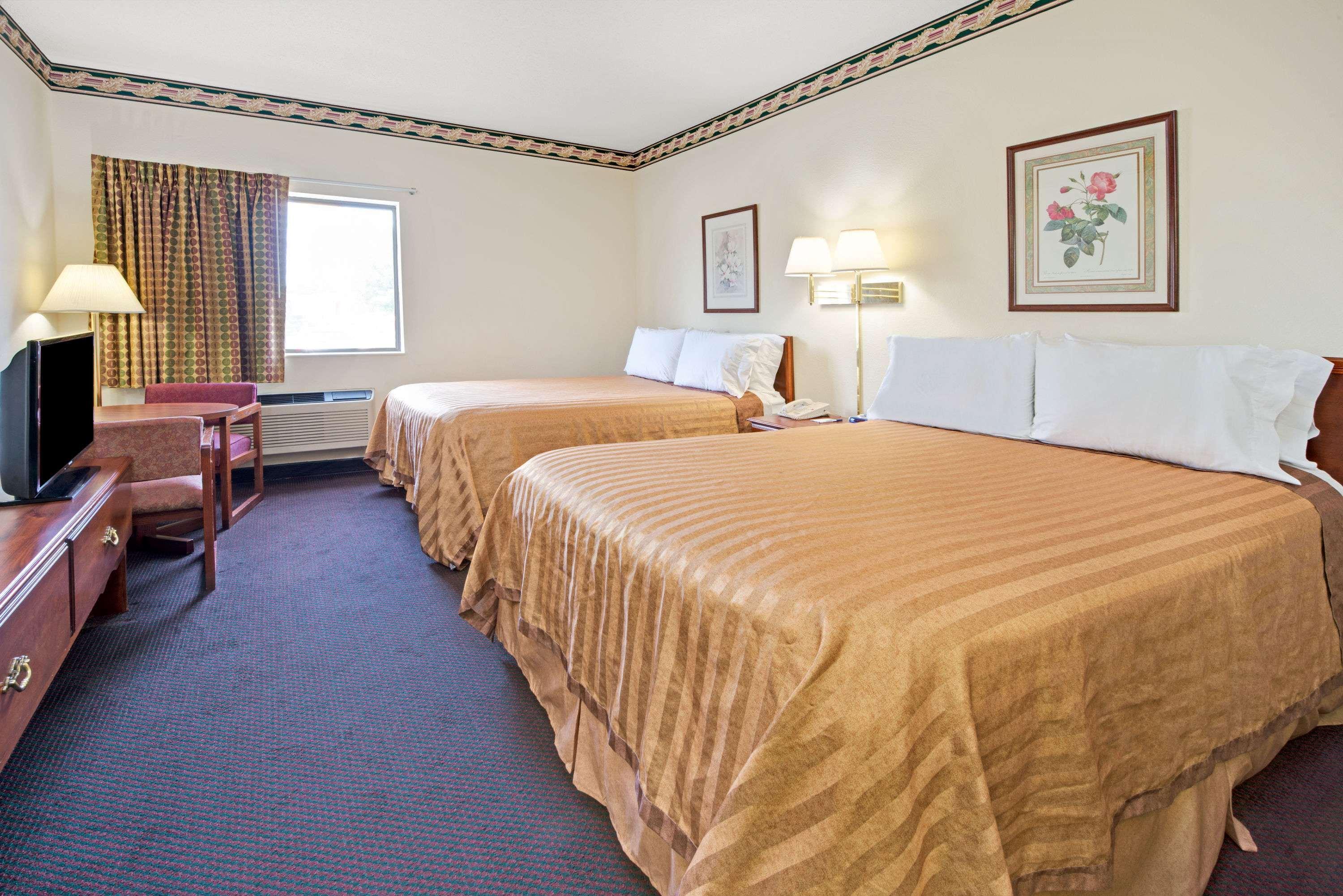 Travelodge By Wyndham St. Louis Berkeley Екстериор снимка