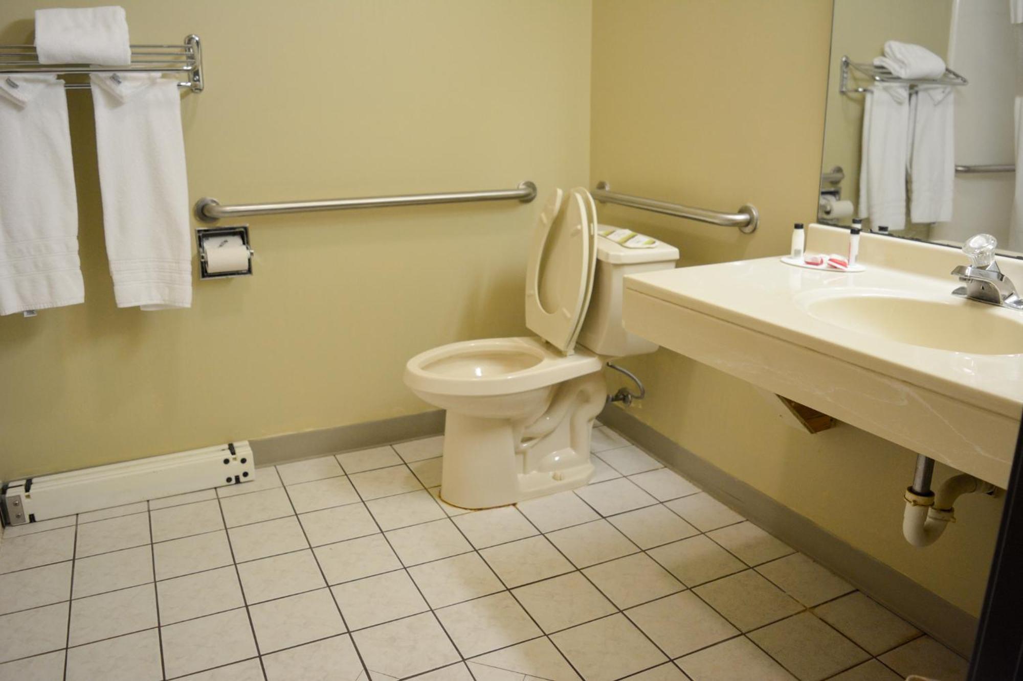 Travelodge By Wyndham St. Louis Berkeley Екстериор снимка
