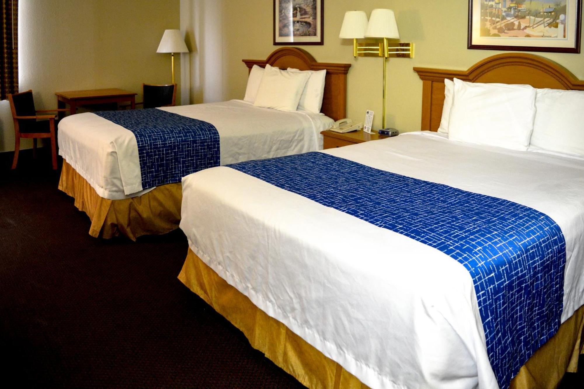 Travelodge By Wyndham St. Louis Berkeley Екстериор снимка