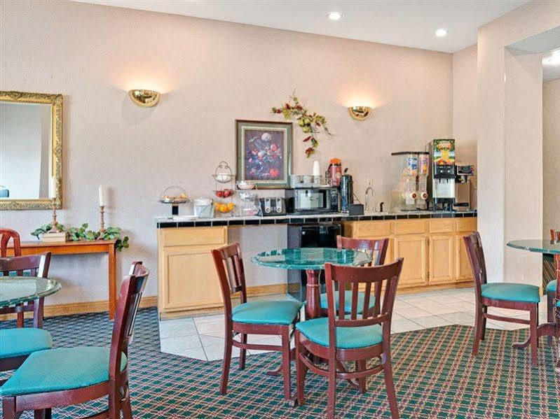 Travelodge By Wyndham St. Louis Berkeley Екстериор снимка